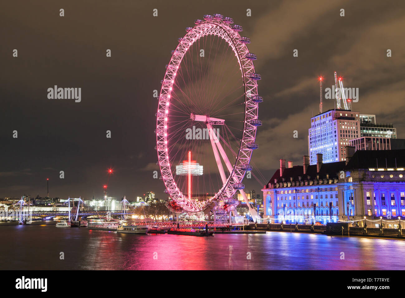 Das London Eye, das Millennium Wheel bei Nacht, London, Vereinigtes Königreich. Stockfoto