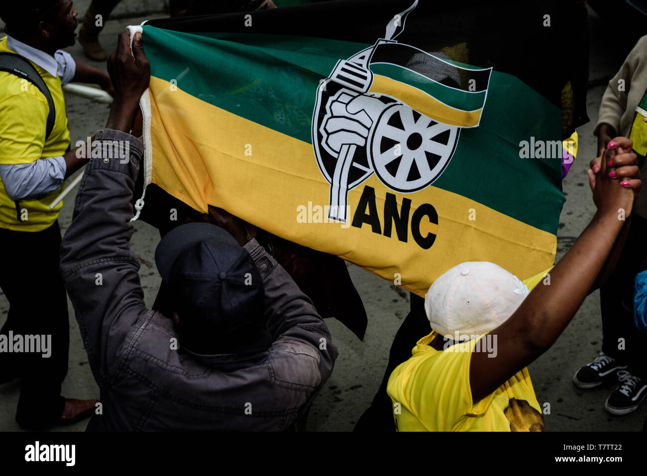 Flagge des ANC ist hoch am 8. Mai 2019 Wahlen in Südafrika sammeln in Imizamo Yethu informellen Siedlungen in Hout Bay, in der Nähe von Kapstadt Stockfoto