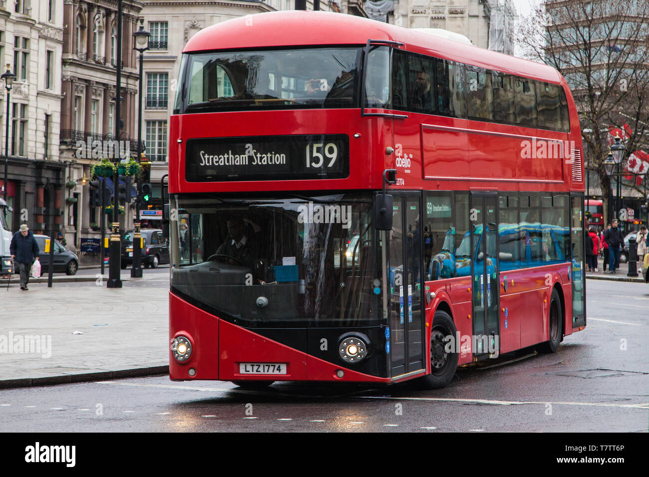 London, Großbritannien - 23 Dezember, 2019: Wrightbus neuen Routemaster Reisen rund um Trafalgar Square in Richtung Streatham Station auf der Route 15. Stockfoto