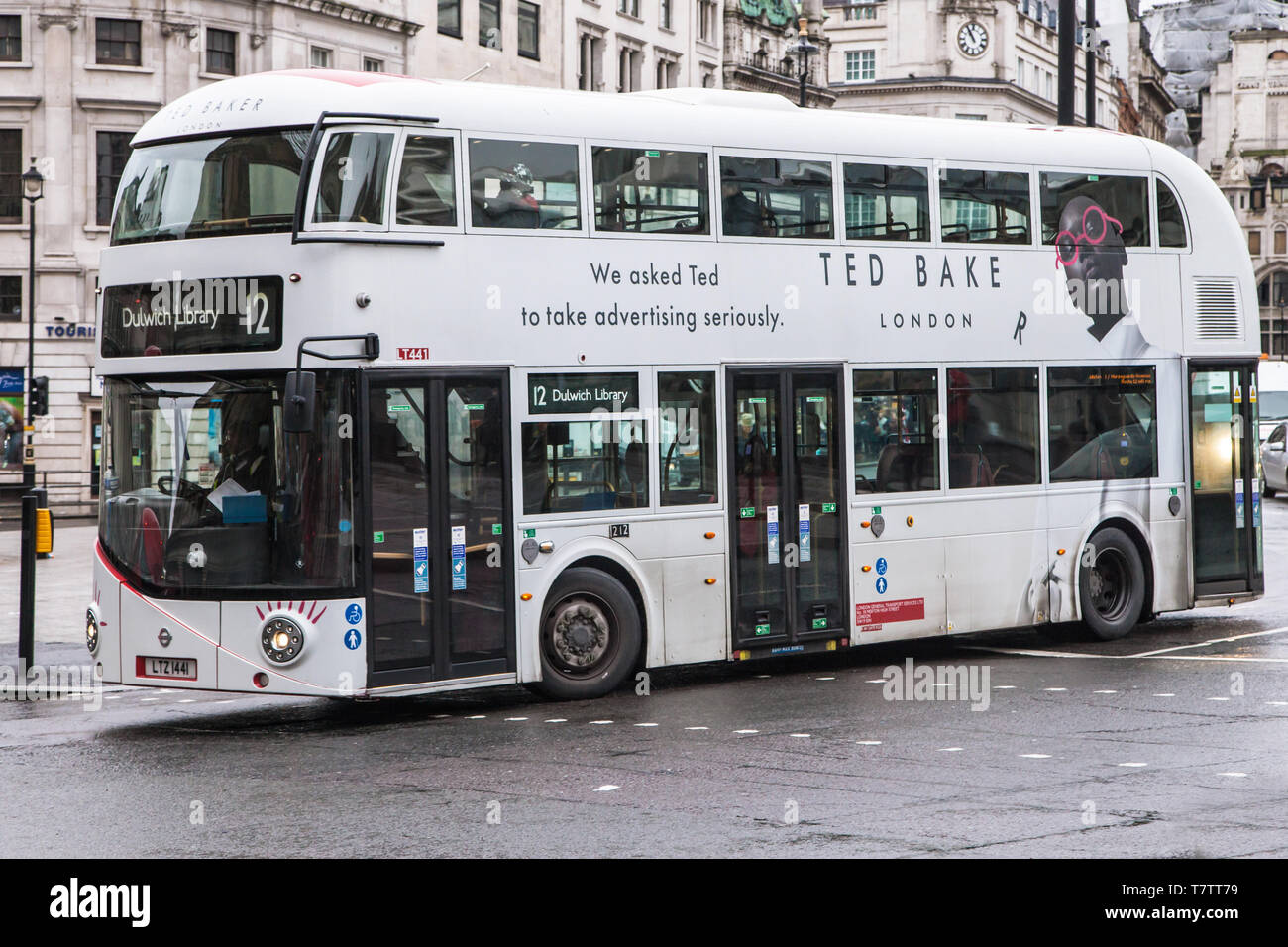 London, Großbritannien - 23 Dezember, 2019: Wrightbus neuen Routemaster in seinem weißen Gewand rund um Trafalgar Square Reisen in Richtung Dulwich Waage Stockfoto