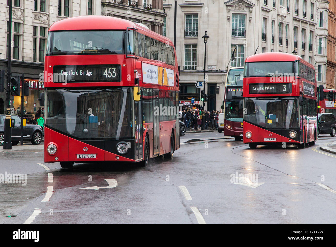 London, Großbritannien - 23 Dezember, 2019: Zwei Neue Wrightbus Routemaster rund um Trafalgar Square, London, Vereinigtes Königreich reisen. Stockfoto