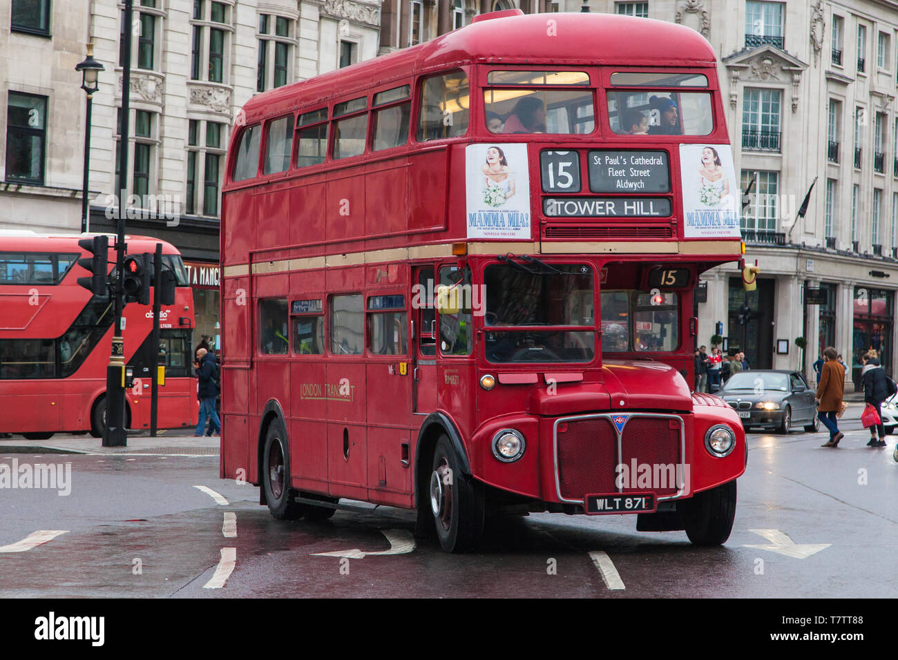 London, Großbritannien - 23 Dezember, 2019: 1962 AEC Routemaster Bus Reisen rund um Trafalgar Square in Richtung Tower Hill auf Erbe Route 1 Stockfoto
