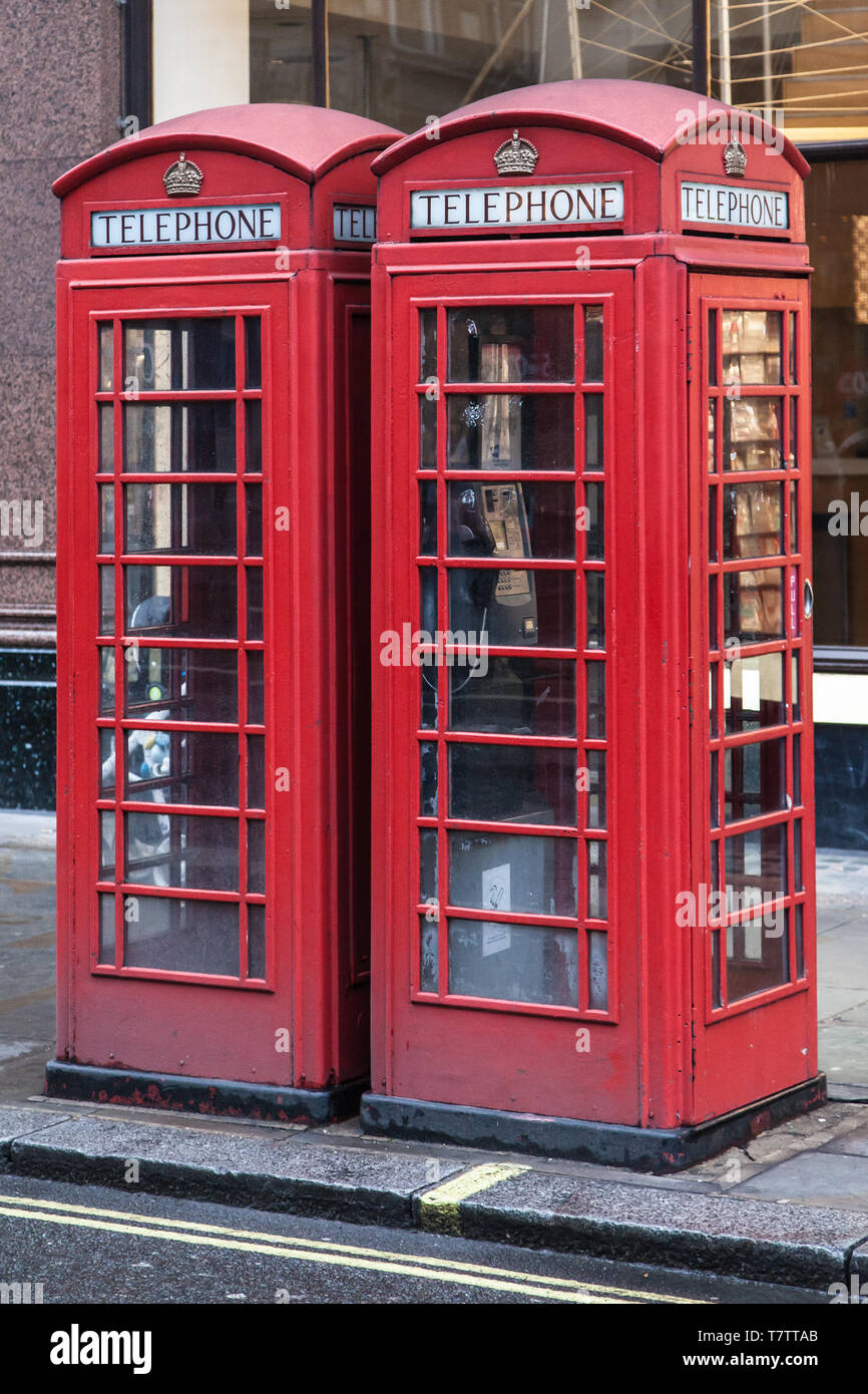 Zwei rote Telefonzellen im Strand, London, Vereinigtes Königreich. Stockfoto