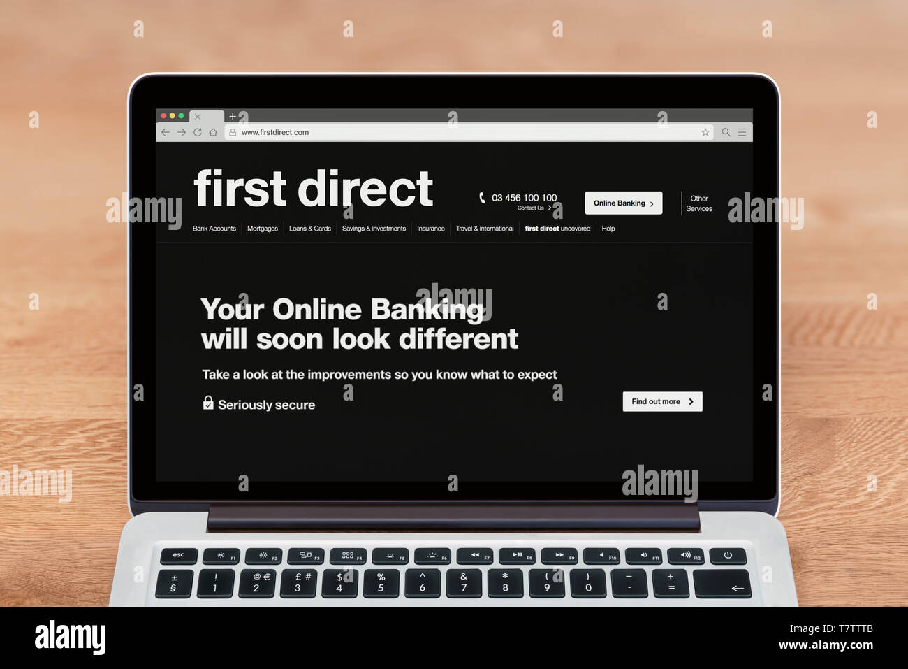 Ein Apple Macbook zeigt die erste direkte Bank Website (nur redaktionelle Nutzung). Stockfoto