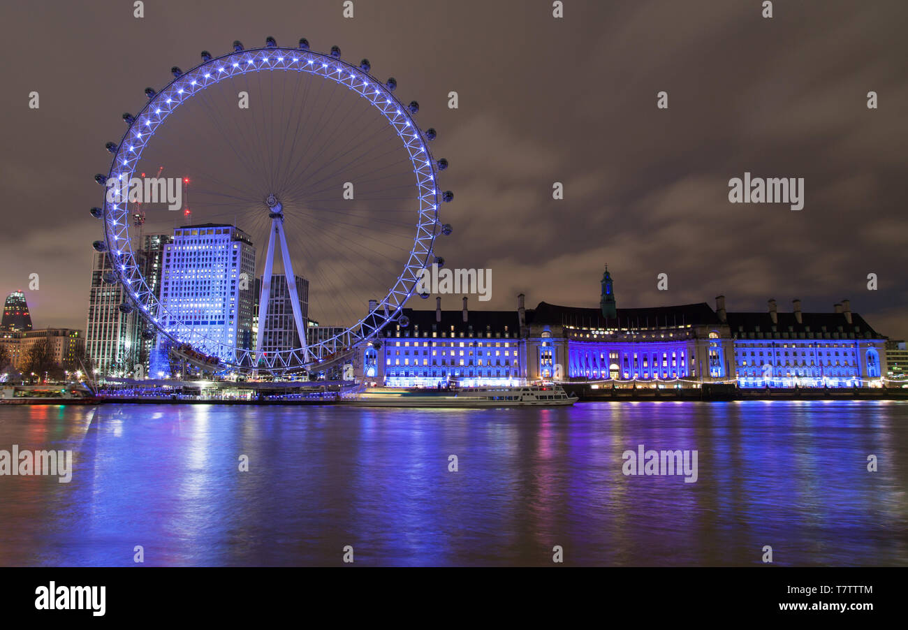London Eye und Aquarium in der Nacht, London, Vereinigtes Königreich. Stockfoto