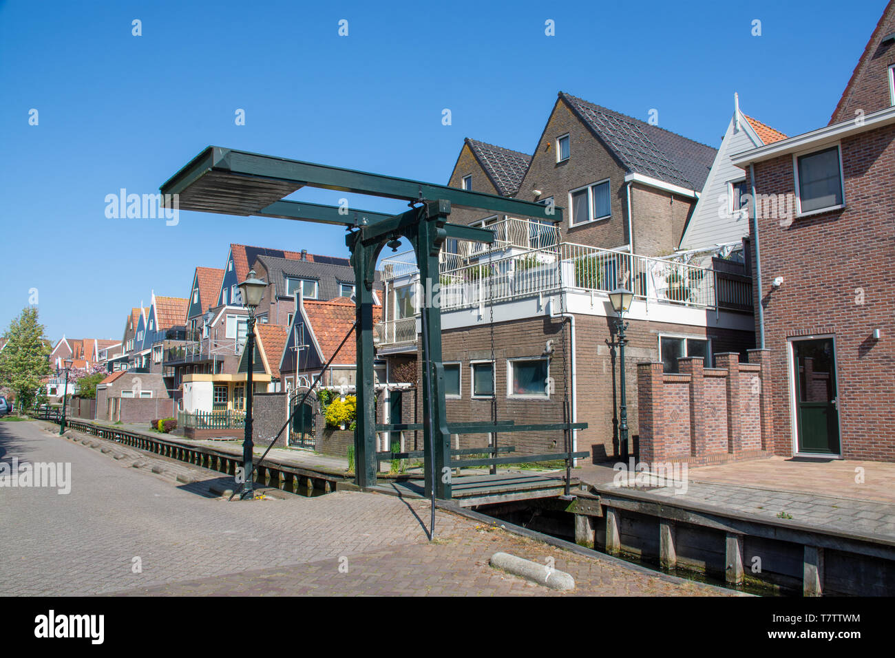 Volendam, Niederlande - 19 April 2019: eine Zugbrücke im Stadtzentrum Stockfoto