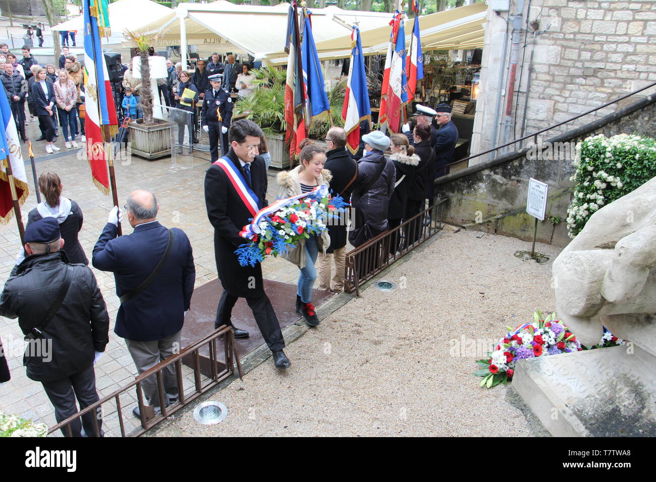 Le 8 Mai été célébrée 2 fois à Niort Devant le Monument Aux Soldats sans Uniforme et plus Officiel Devant le Monument Aux Morts avec Guilloton David Stockfoto