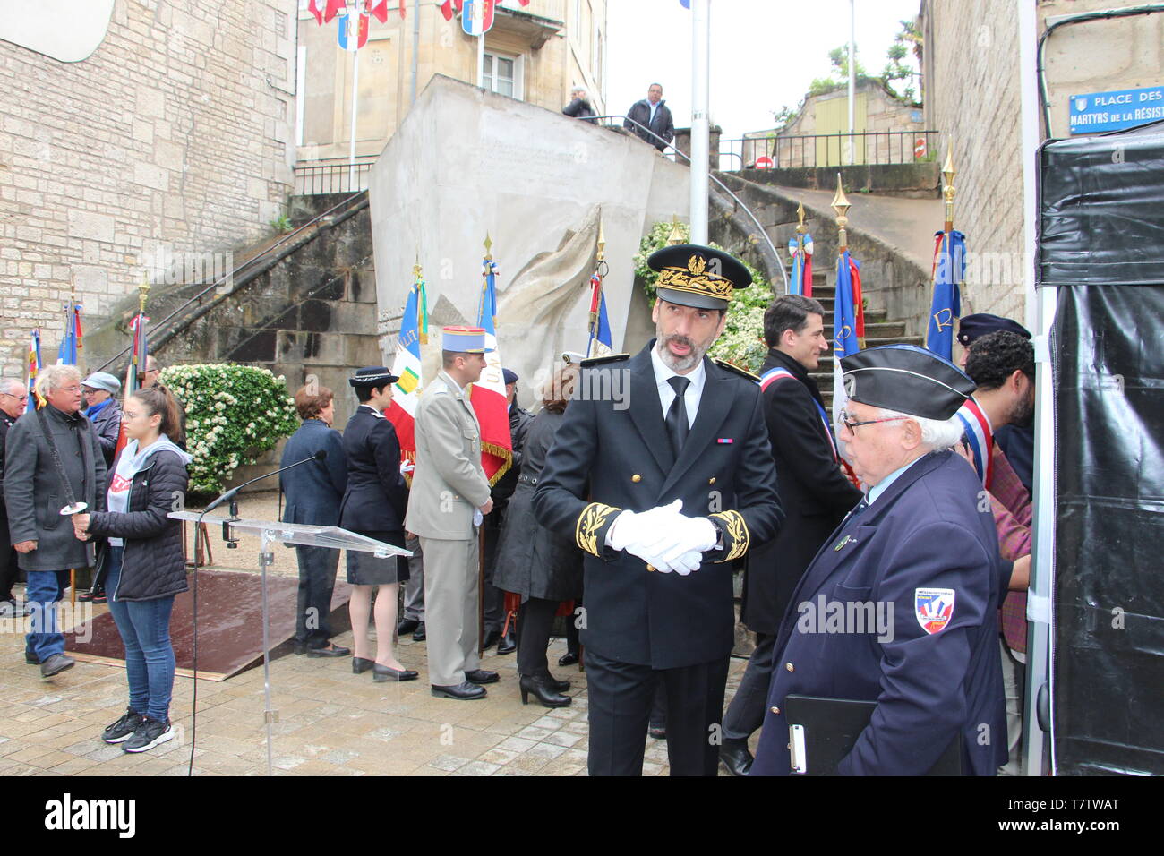 Le 8 Mai été célébrée 2 fois à Niort Devant le Monument Aux Soldats sans Uniforme et plus Officiel Devant le Monument Aux Morts avec Guilloton David Stockfoto