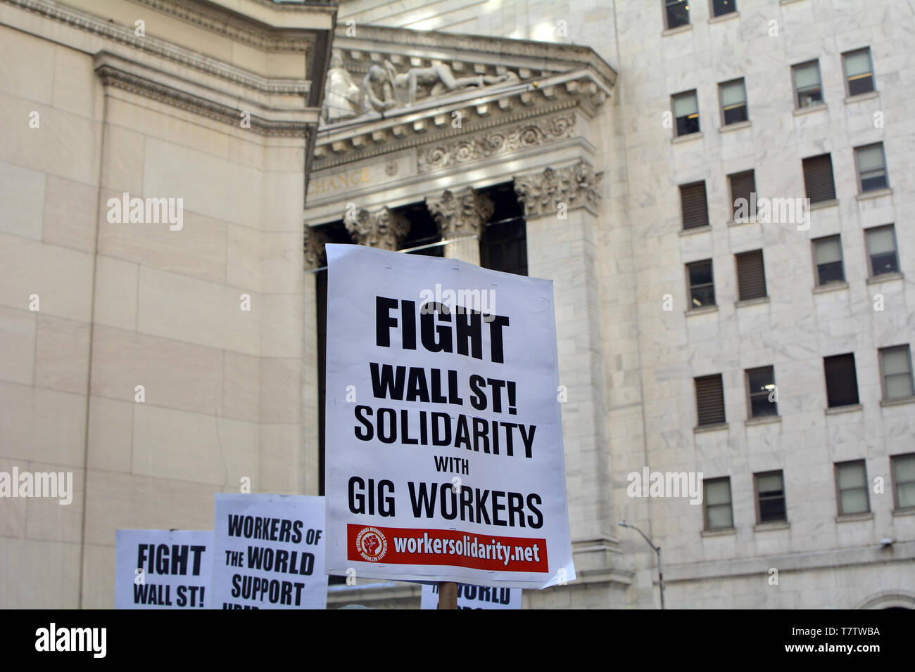 Anzeichen von Markanten Uber und Lyft Treiber mit der New York Stock Exchange im Hintergrund an 26 Wall Street in New York, NY, USA Am 8. Mai 2019 Stockfoto