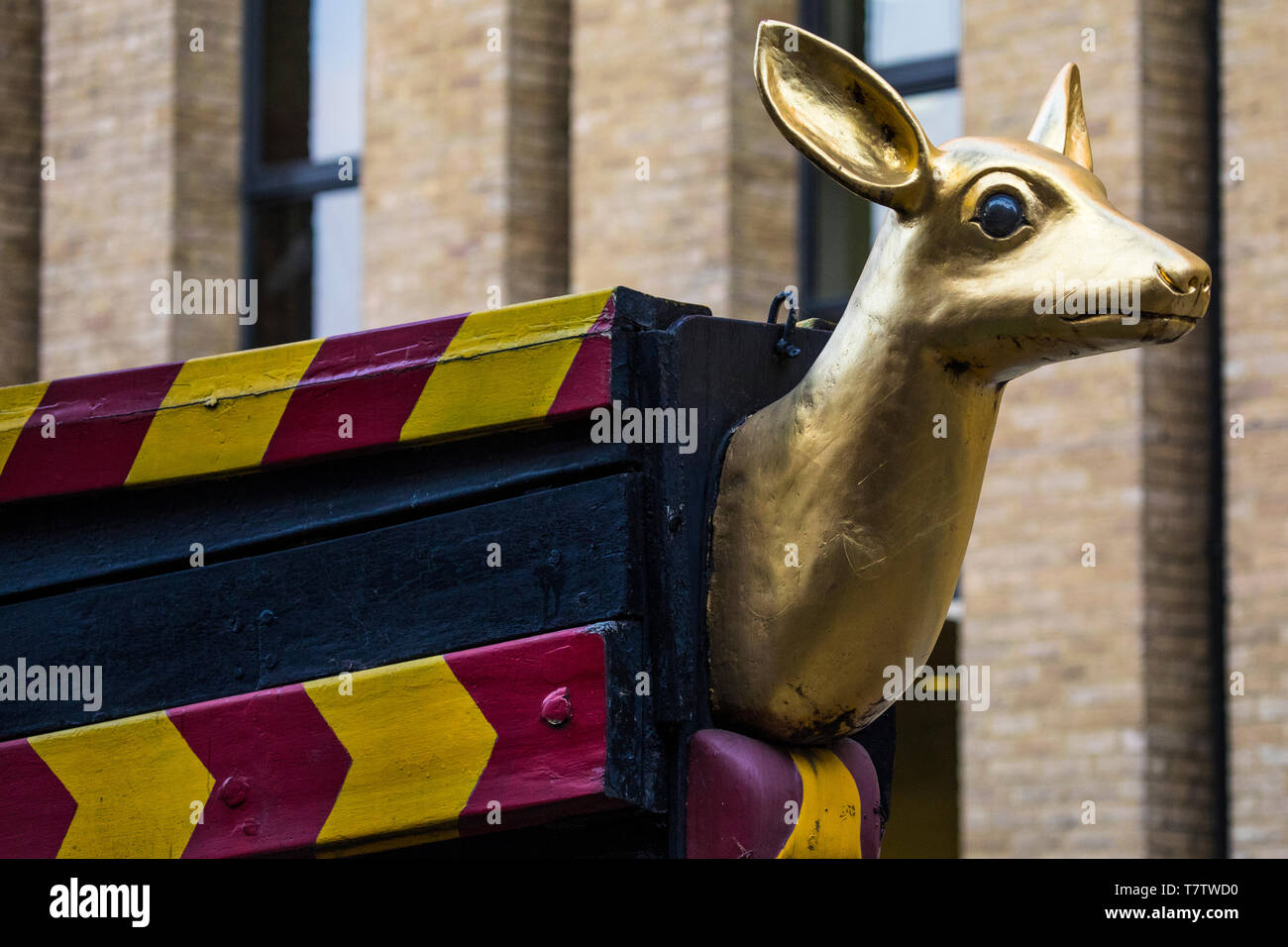 Der geschnitzte Galionsfigur einer Hirschkuh auf der Nachbildung der Golden Hind galleon Schiff in London. Das Schiff ist für ihre Umrundung des Globus in t bekannt Stockfoto