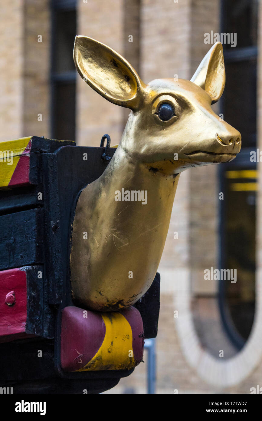 Der geschnitzte Galionsfigur einer Hirschkuh auf der Nachbildung der Golden Hind galleon Schiff in London. Das Schiff ist für ihre Umrundung des Globus in t bekannt Stockfoto