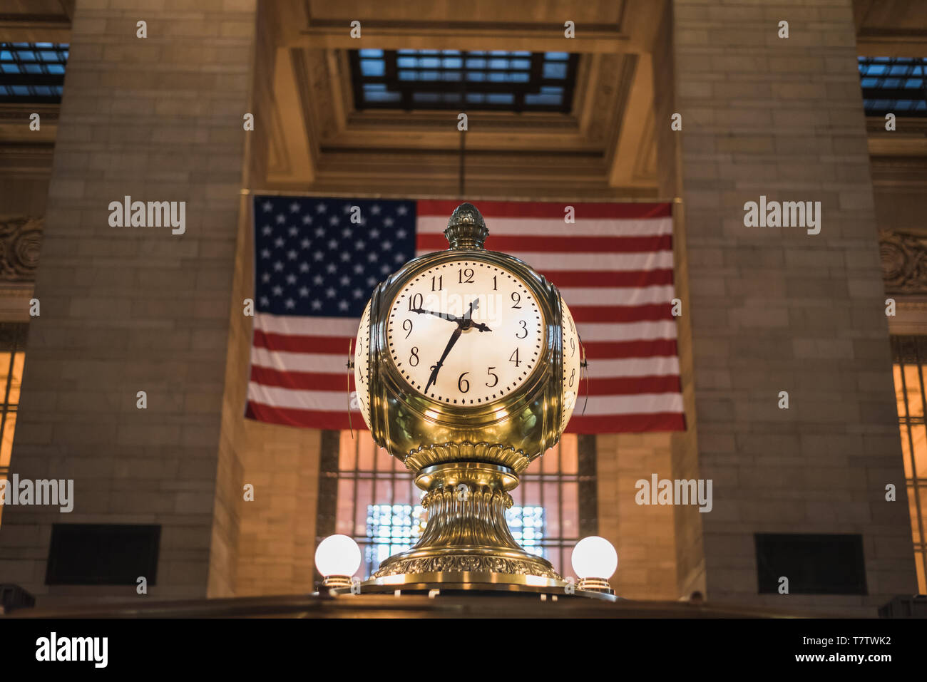 10:35 an der berühmten Grand goldene Uhr in Grand Central New York bin mit der amerikanischen Flagge im Hintergrund Stockfoto