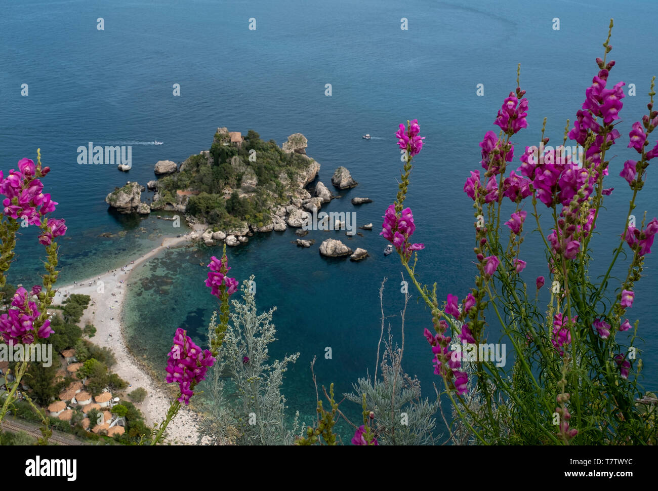 Die kleine Insel Isola Bella im Ionischen Meer an der Küste von Taormina, Sizilien. Stockfoto