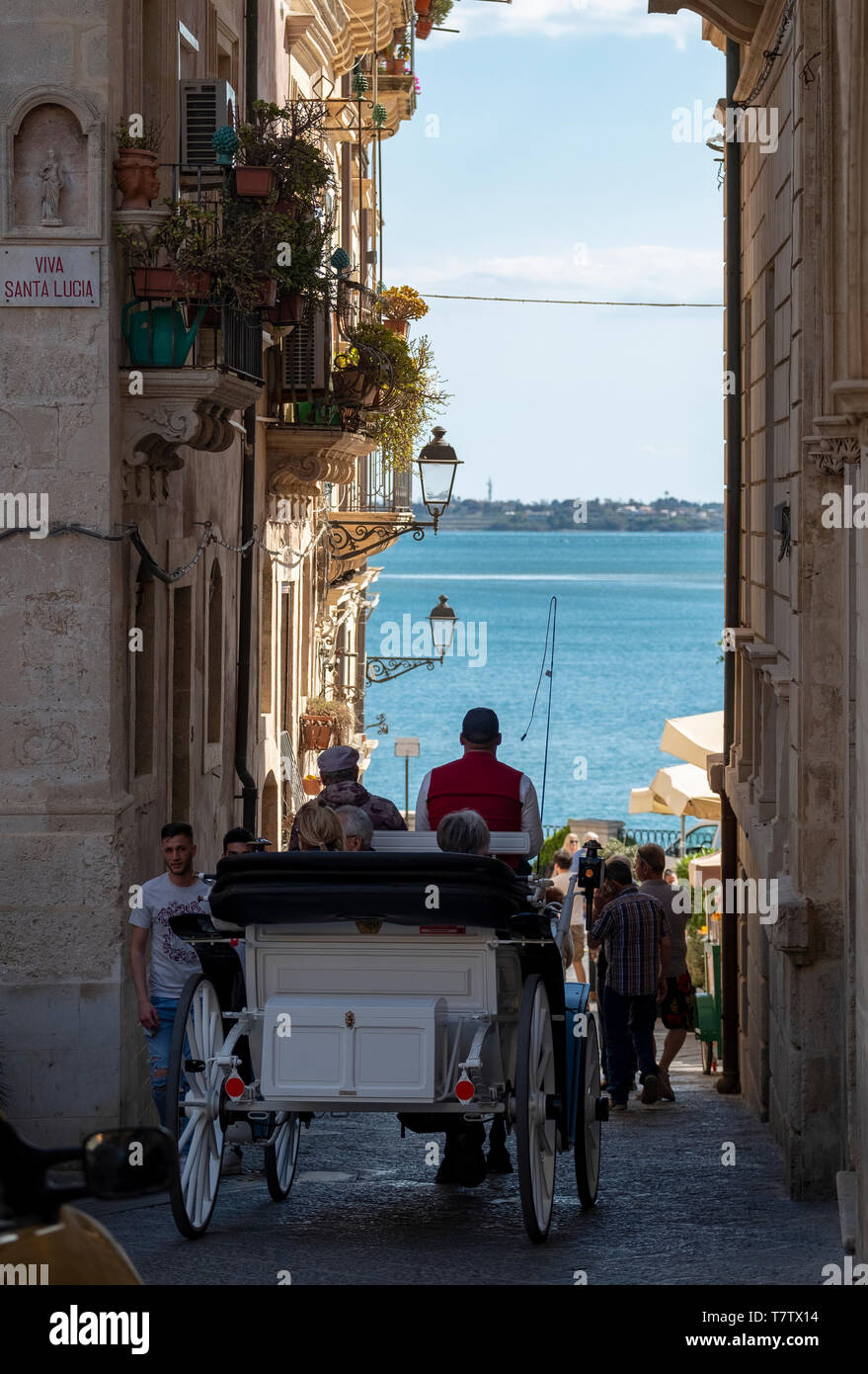 Ein Blick auf die Via Picherali in Richtung der Küste, auf der Insel Ortygia, Syrakus, Sizilien. Stockfoto