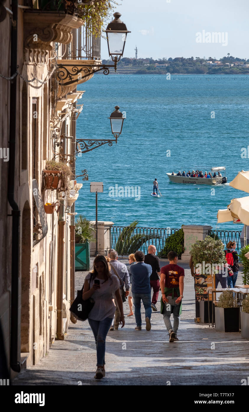 Ein Blick auf die Via Picherali in Richtung der Küste, auf der Insel Ortygia, Syrakus, Sizilien. Stockfoto