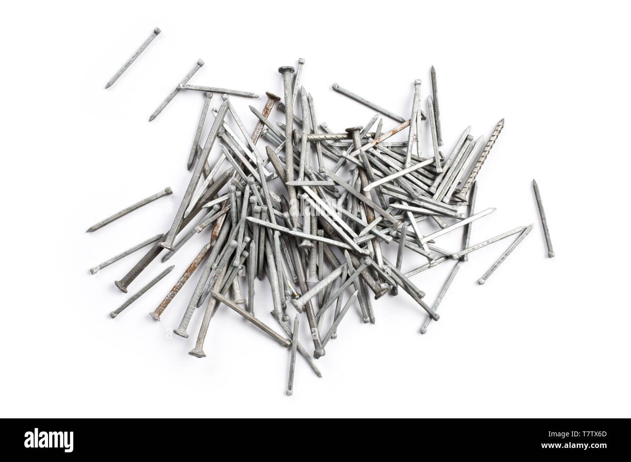 Haufen Nägel auf weißem Hintergrund. Stockfoto