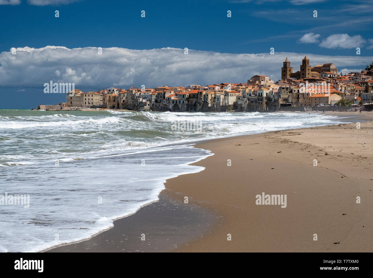 Die direkt am Strand liegt, Cefalu, Sizilien, Italien Stockfoto