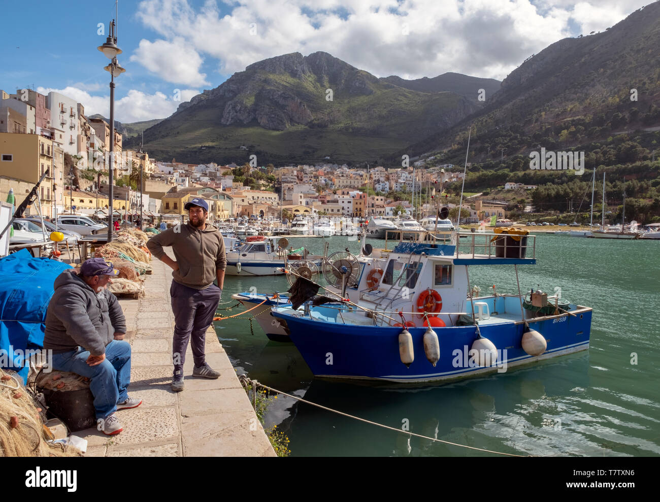 Fischer Netz im Boot aus Meer von dieser großen nordwestlichen Fischerhafen  ausbessern; Trapani, Provinz Trapani, Sizilien, Italien Stockfotografie -  Alamy