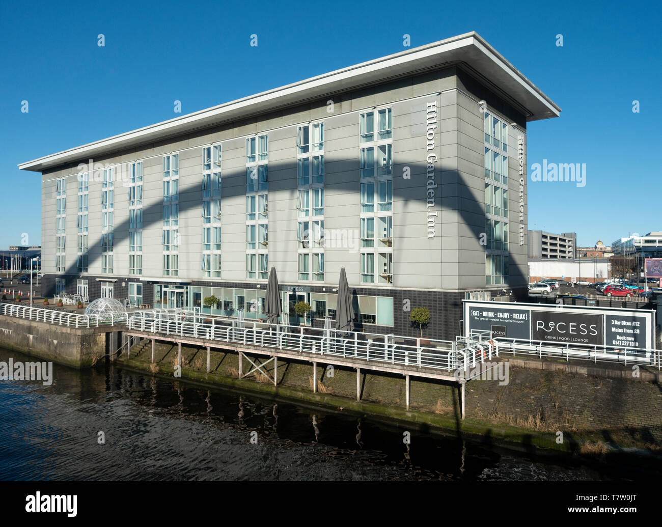 Äußere des Hilton Garden Inn - finnieston Quay, Fluss Clyde in Glasgow, Schottland. Der Schatten des Glasgow Arc ist über die Fassade Stockfoto