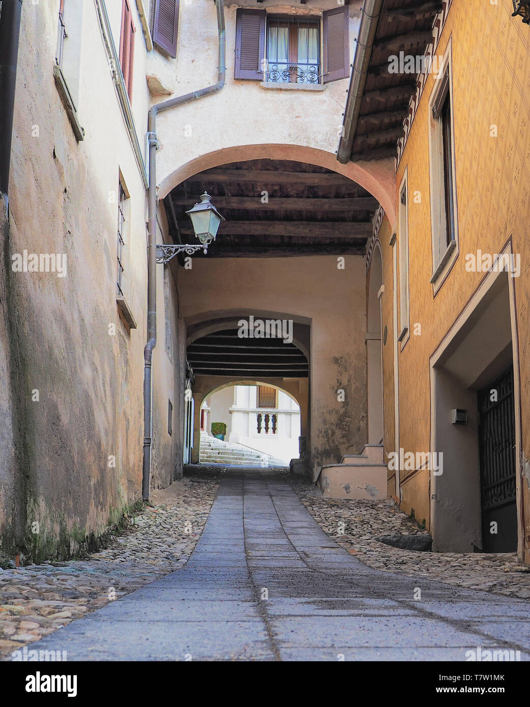 Überdachte Passage mit Holzbalken im mittelalterlichen Dorf. heiligen Berg, Varese - Italien Stockfoto