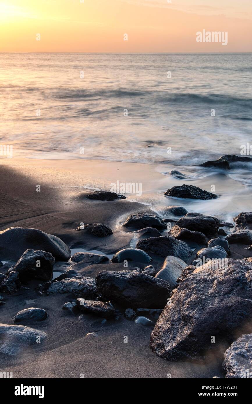 Schwarzer Sandstrand mit Steinen, Playa del Ingles bei Sonnenuntergang, Valle Gran Rey, La Gomera, Kanarische Inseln, Spanien Stockfoto