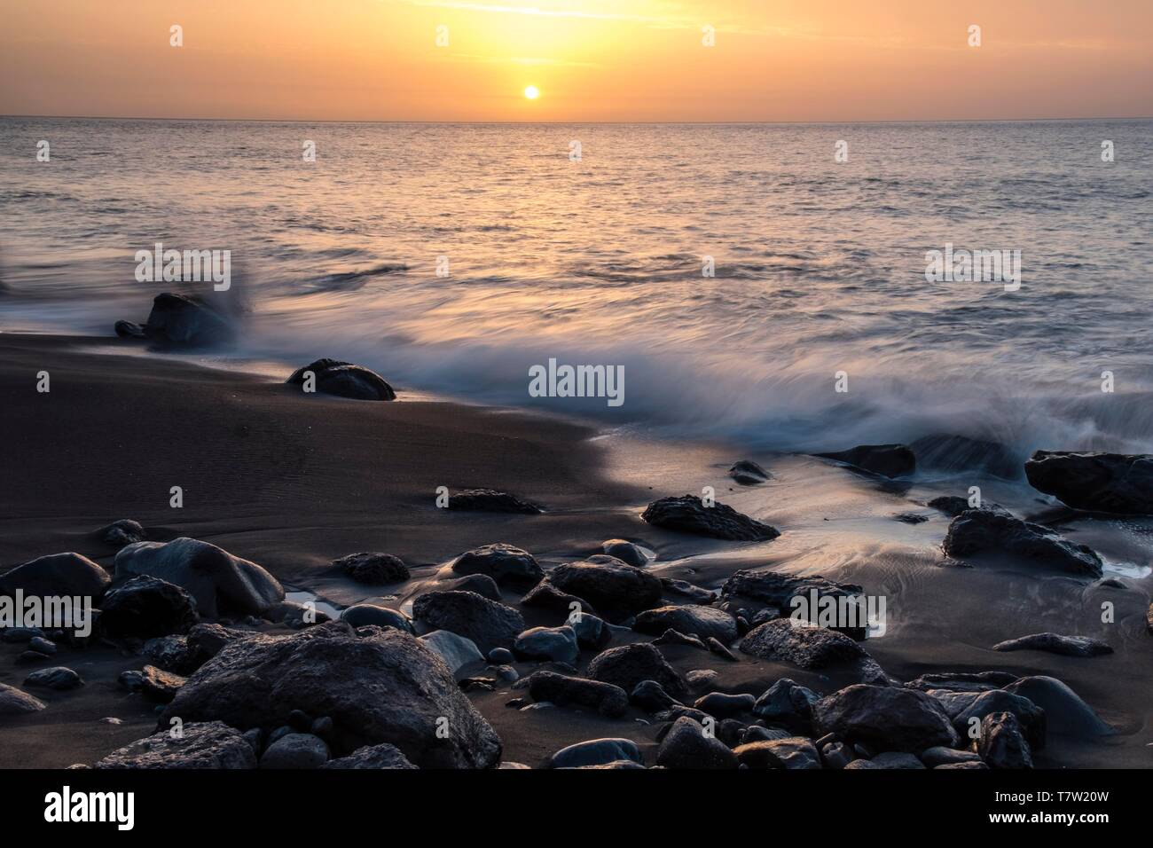 Schwarzer Sandstrand mit Steinen, Playa del Ingles bei Sonnenuntergang, Valle Gran Rey, La Gomera, Kanarische Inseln, Spanien Stockfoto