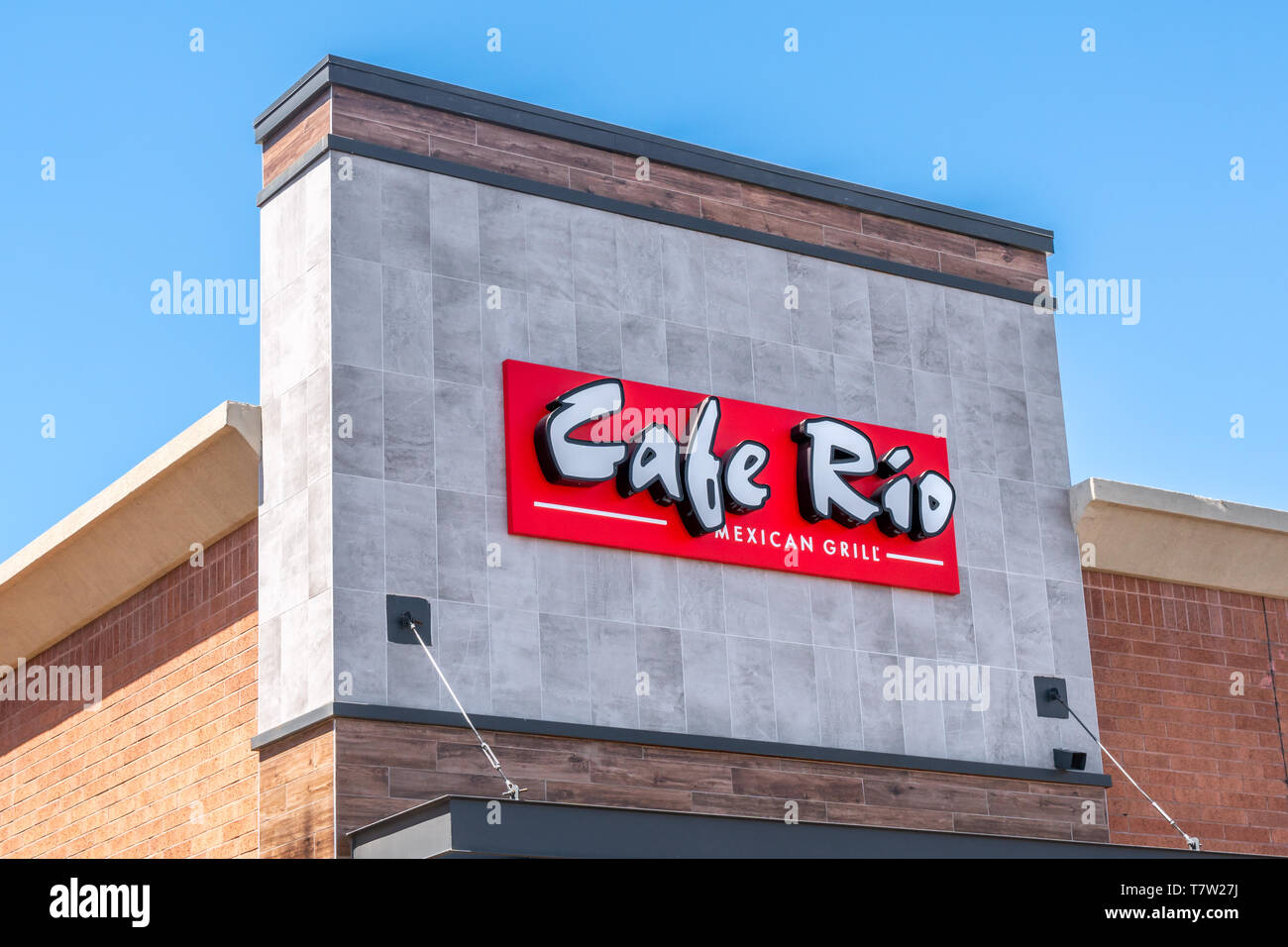 TEMPE, AZ/USA - April 10, 2019: Cafe Rio Mexican Grill Restaurant außen- und Logo. Stockfoto