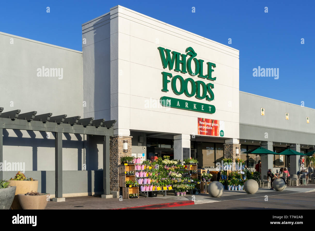 LA JOLLA, CA/USA APRIL 12, 2019: Whole Foods Market Außen- und Logo. Whole Foods Market Inc. ist eine US-amerikanische Supermarktkette. Stockfoto