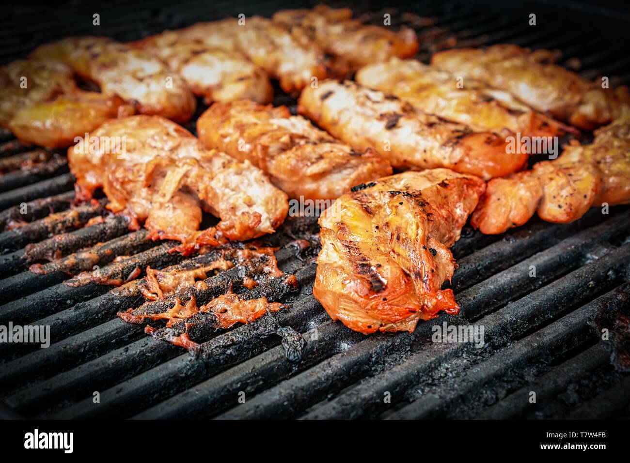 Gebeizt Huhn Kochen auf dem Grill. Stockfoto