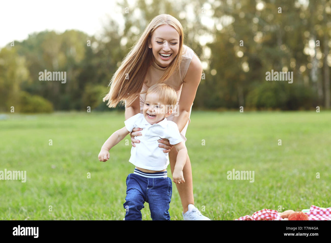 Mutter mit Kind spielt im Park. Stockfoto