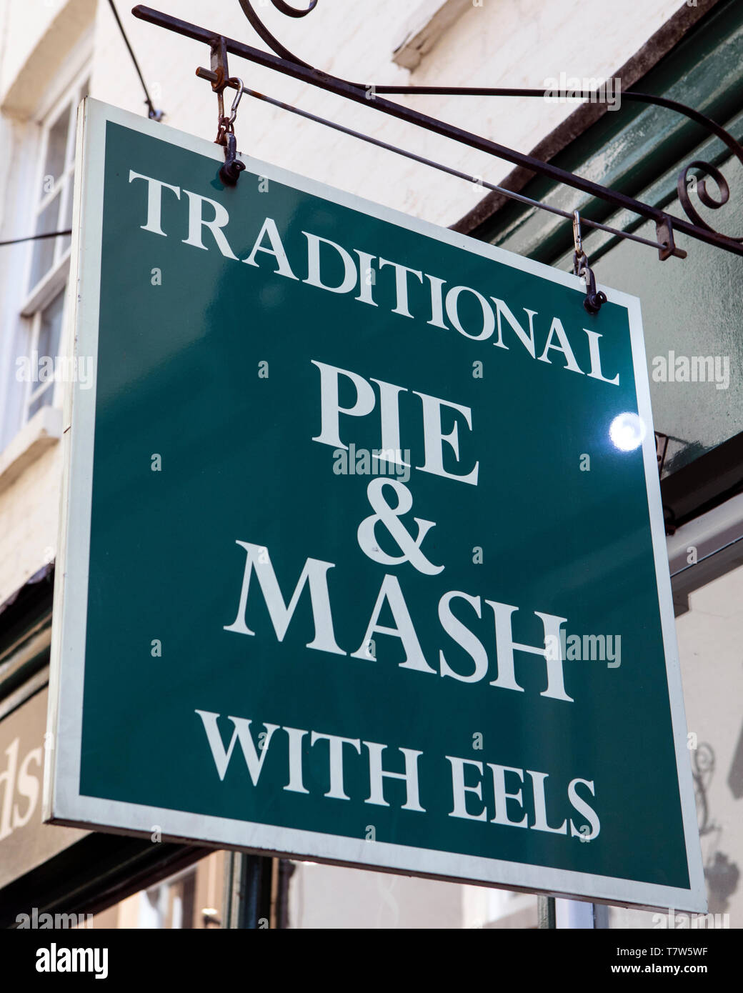 London, Großbritannien - 19 April 2019: ein Zeichen außerhalb einer traditionellen Kuchen und Brei shop in London, UK. Stockfoto
