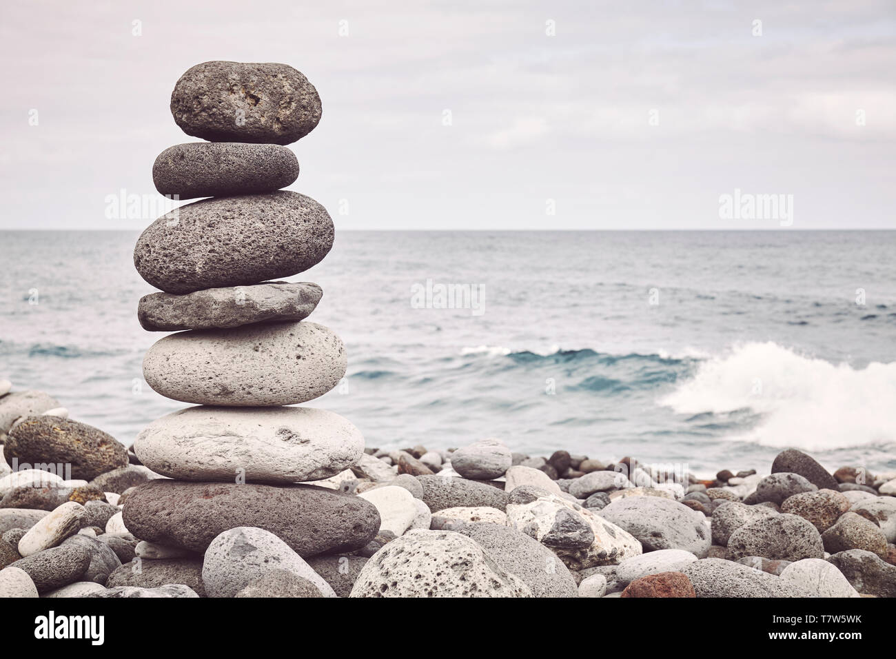 Farbe getonte Bild von einem Stein am Strand, Balance und Harmonie Konzept stack, selektive konzentrieren. Stockfoto