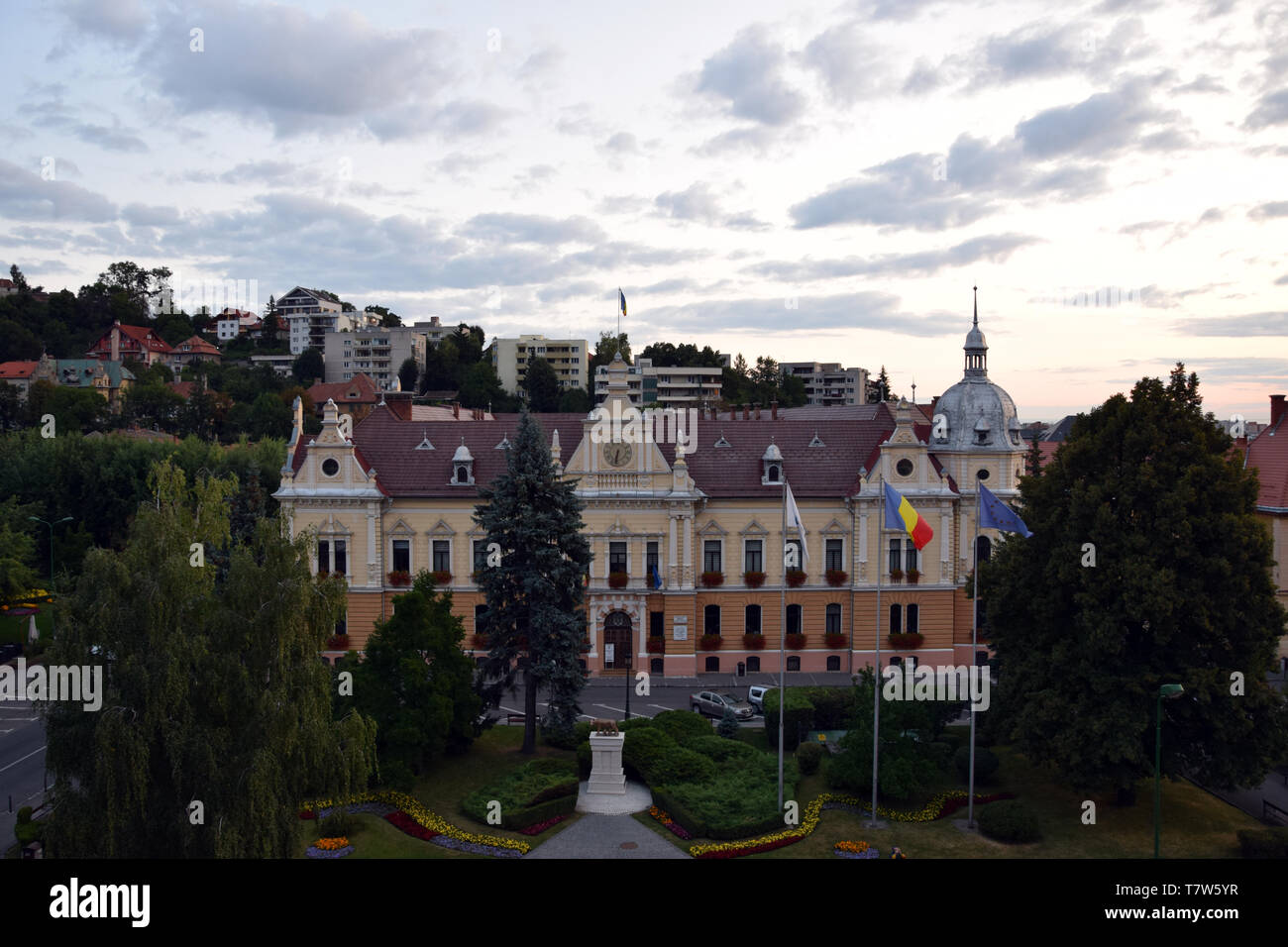 Brasov, Rumänien - August 2017: Rathaus der Stadt Brasov (primaria Municipiului Timisoara). Siebenbürgen, Rumänien. Stockfoto