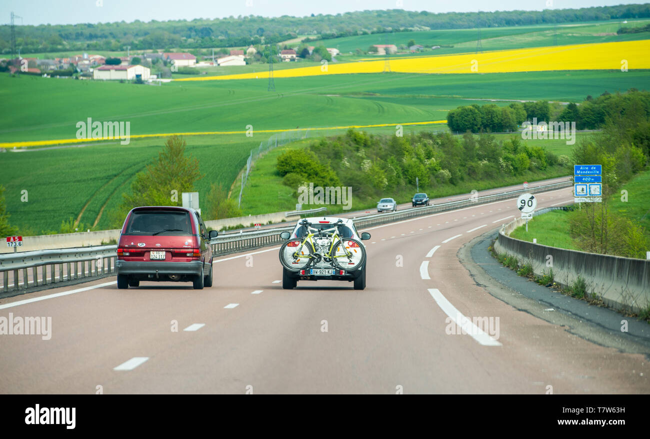 Nizza, Frankreich - 7. Mai 2016: Rot Silber Nissan Toyota Van und SUV-Beförderung von Fahrrädern zu schnelles Fahren auf der französischen Autobahn Autobahn - Raps Felder im Hintergrund Stockfoto
