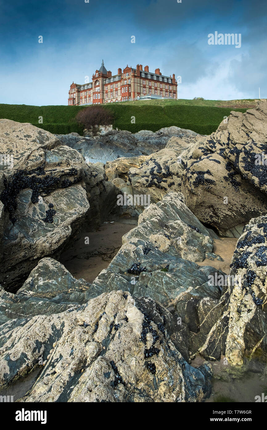 Die landspitze Hotel mit Blick auf die Felsen bei Ebbe freiliegenden an der Küste bei Fistral in Newquay in Cornwall. Stockfoto