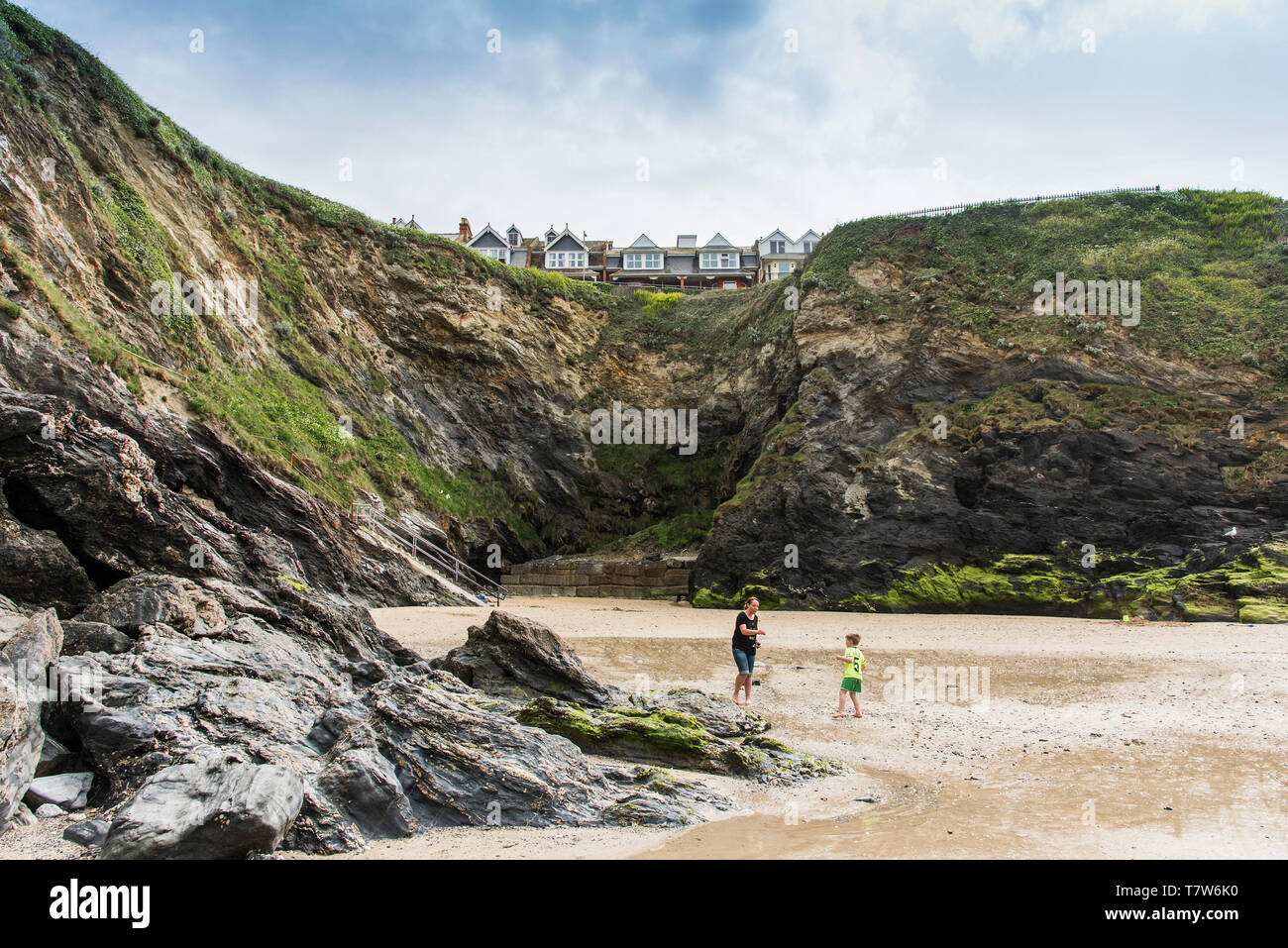 Eine Mutter und ihr Sohn Urlauber auf die Erkundung auf den Towan Strand bei Ebbe in Newquay in Cornwall. Stockfoto