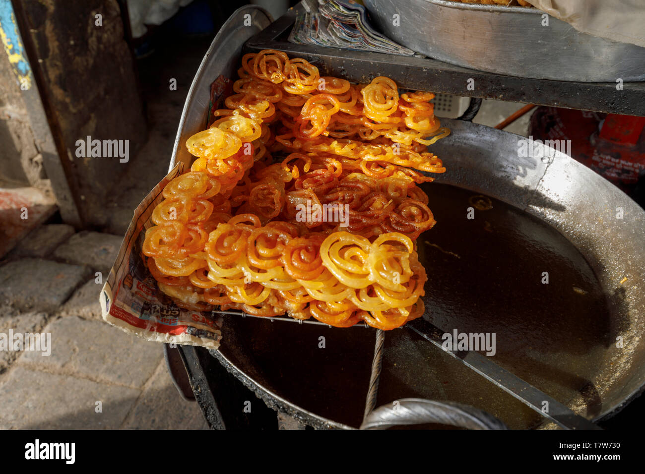 Street Scene, Mahipalpur Bezirk, einem Vorort in der Nähe von Delhi Flughafen in New Delhi, der Hauptstadt von Indien: Indische süß, knusprig Frittierte jalebi golden Stockfoto