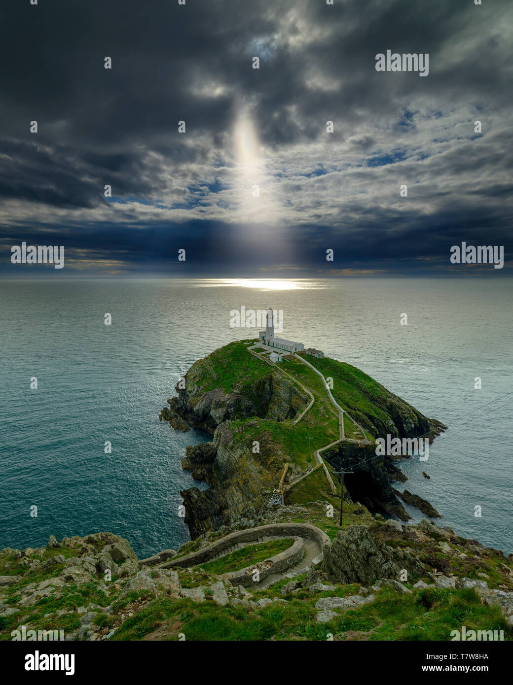 Holyhead, Großbritannien - 2. Mai 2019: South Stack Leuchtturm auf der westlichen Spitze von Anglesey. Stockfoto