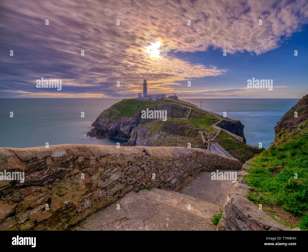 Holyhead, Großbritannien - 2. Mai 2019: South Stack Leuchtturm auf der westlichen Spitze von Anglesey. Stockfoto