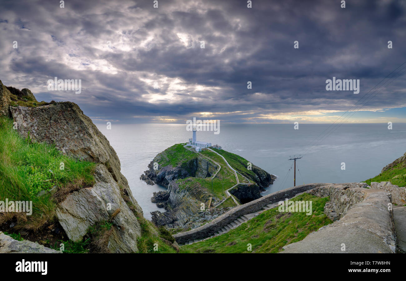 Holyhead, Großbritannien - 2. Mai 2019: South Stack Leuchtturm auf der westlichen Spitze von Anglesey. Stockfoto
