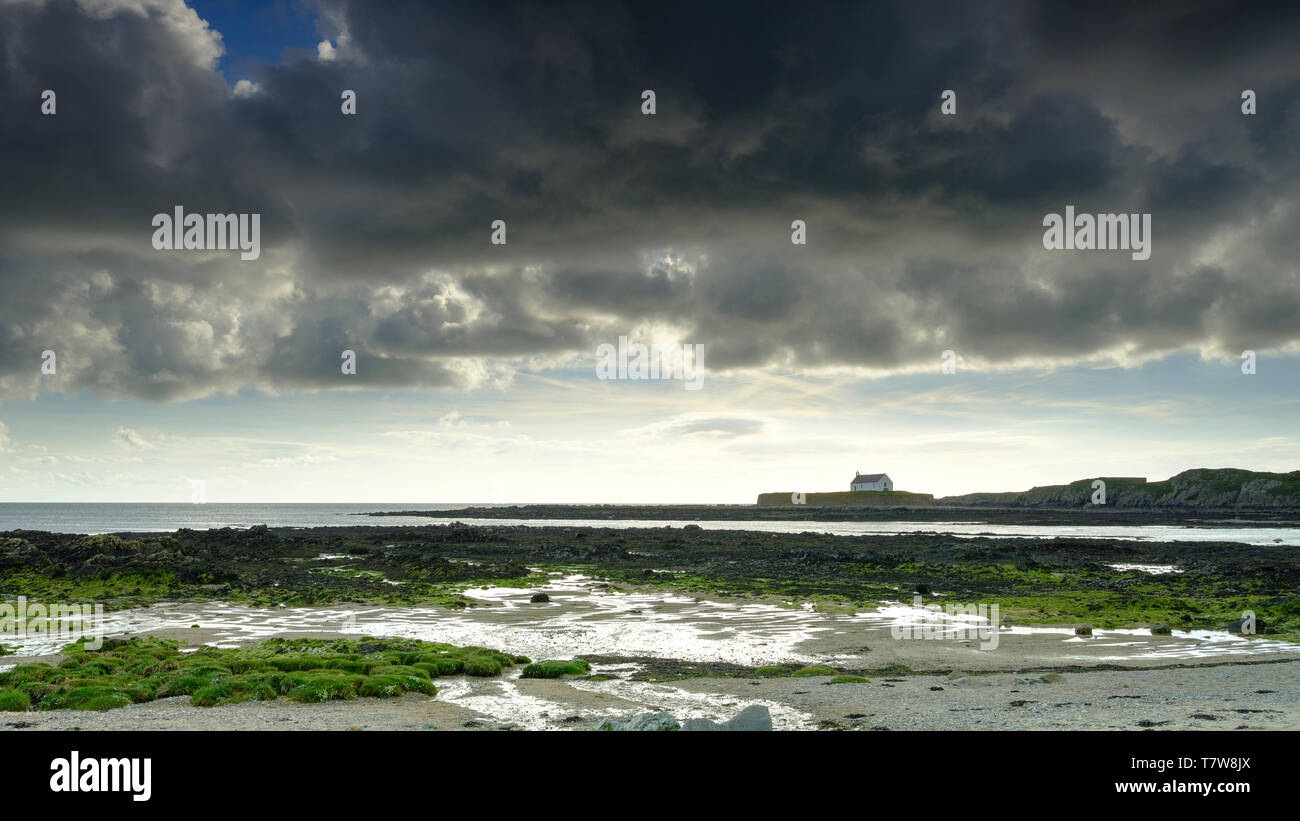 Porth Cwyfan, Großbritannien - 3. Mai 2019: "Die Kirche im Meer' (eglwys Bach y Mor) an Anschluss Cwyfan. Stockfoto