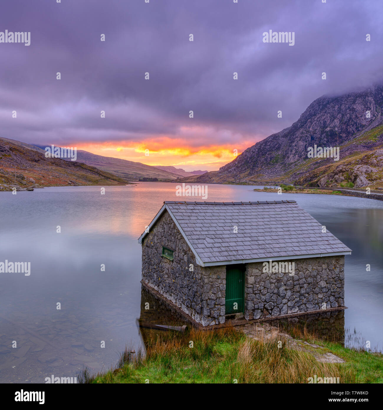 Llyn Ogwen, Großbritannien - 3. Mai 2019: Sonnenaufgang über Llyn Ogwen und Bootshaus, Snowdonia National Park, Wales, UK. Stockfoto