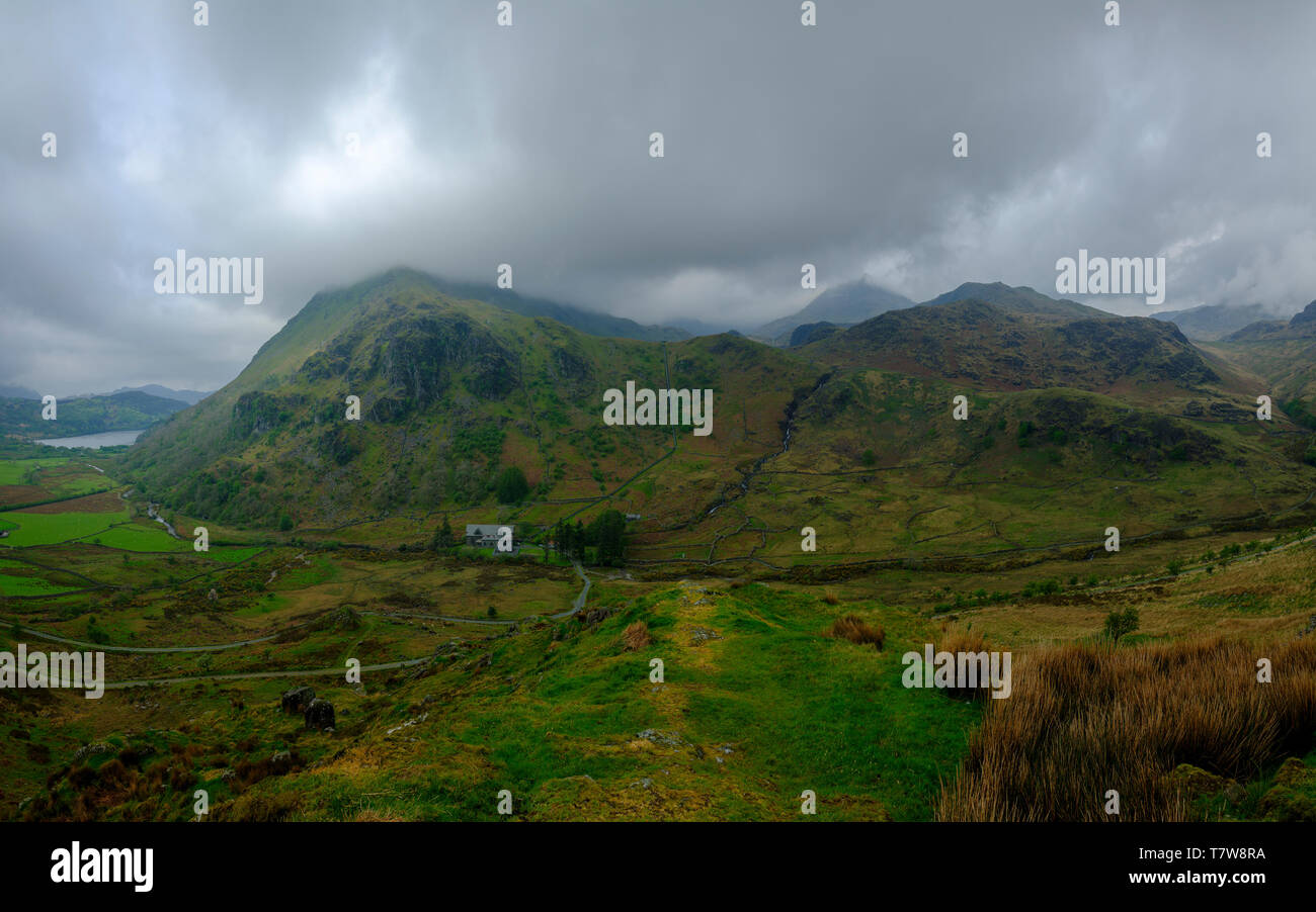 Nant Gwynant, Wales - Mai 1, 2019: Der Blick Richtung Snowdon von der A 498 Sicht dem Aufstieg zu Pen-Y-Pass, Wales Stockfoto