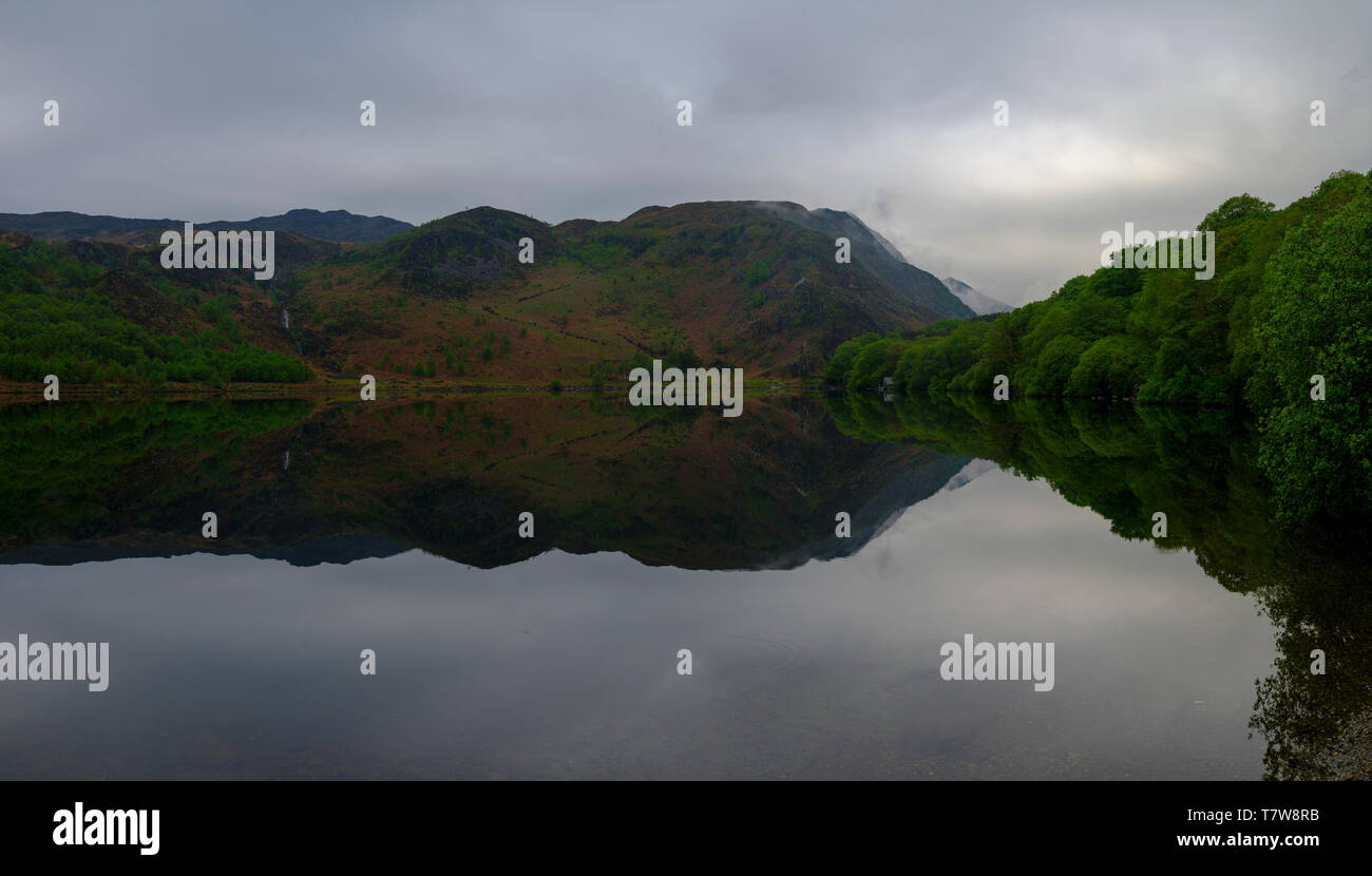 Llyn Dinas, Wales - Mai 1, 2019: Stille Wasser und Reflexionen über Llyn Dinas im Snowdonia National Park, Wales Stockfoto