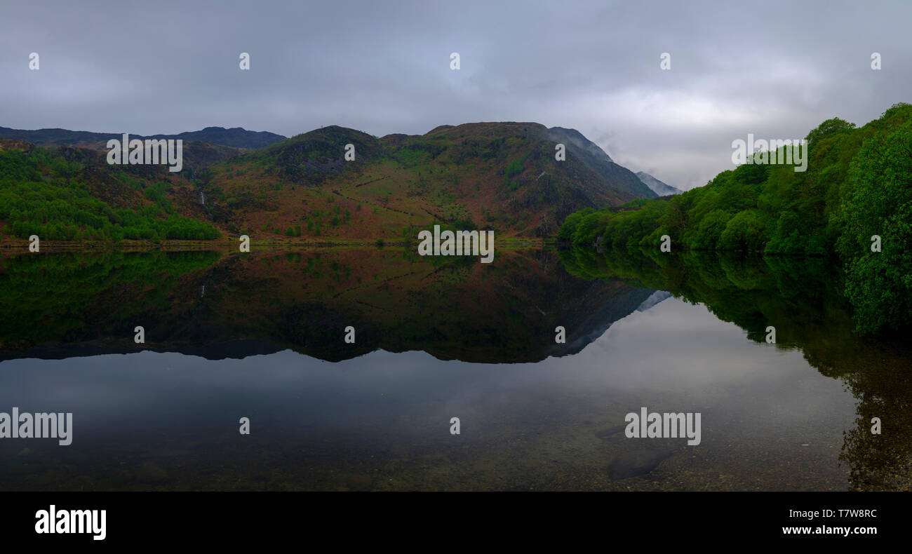 Llyn Dinas, Wales - Mai 1, 2019: Stille Wasser und Reflexionen über Llyn Dinas im Snowdonia National Park, Wales Stockfoto