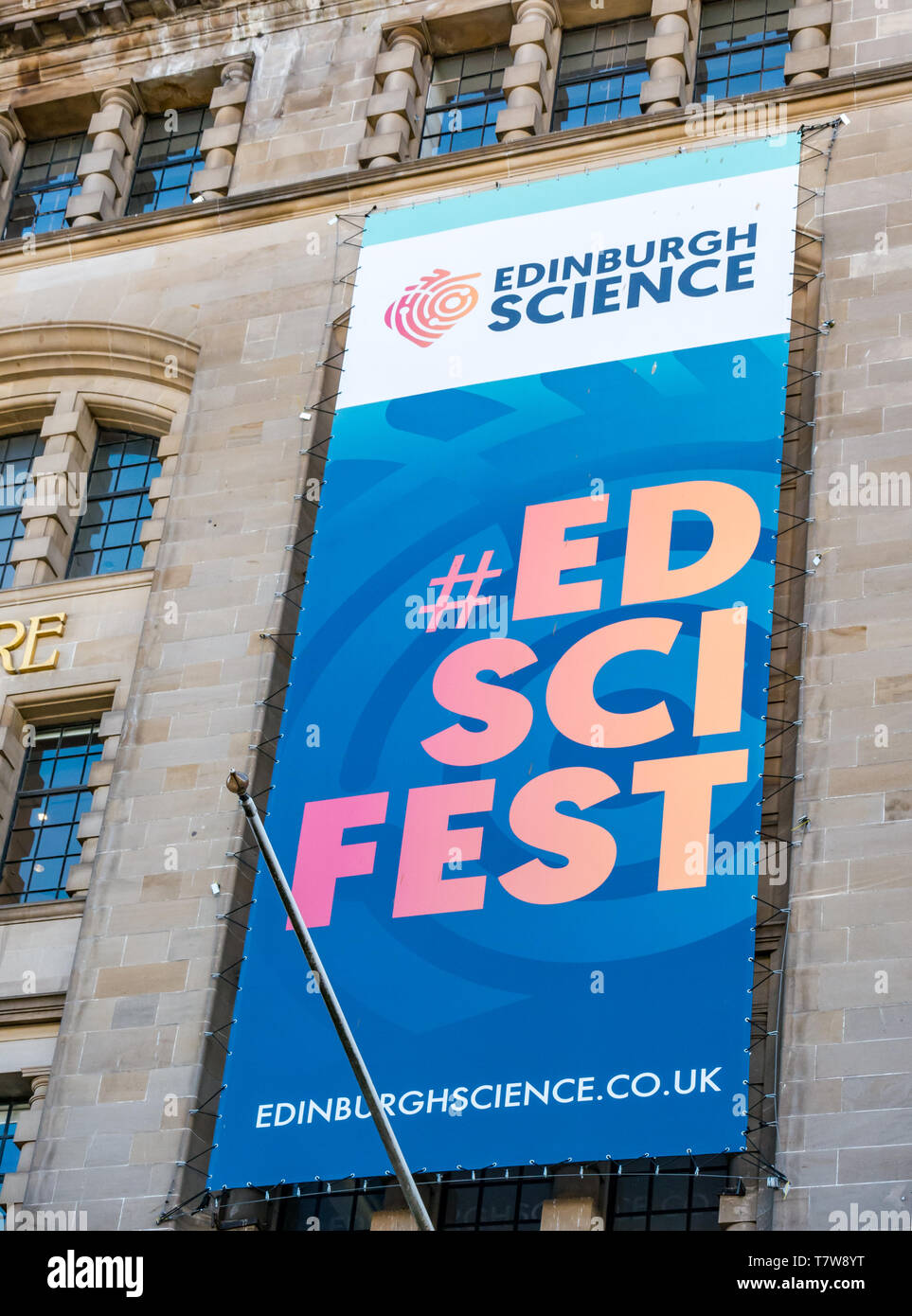 Große Edinburgh Festival Science banner an der Vorderseite der Stadt Veranstaltungsstätte Arts Center mit hashtag, Market Street, Edinburgh, Schottland, Großbritannien Stockfoto