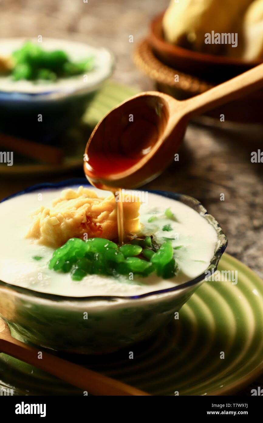 Es Cendol Durian oder Es Dawet Duren. Peranakan kaltes Dessert mit pandan Nudel-Gelee mit Durian in Kokosmilch Suppe. Stockfoto