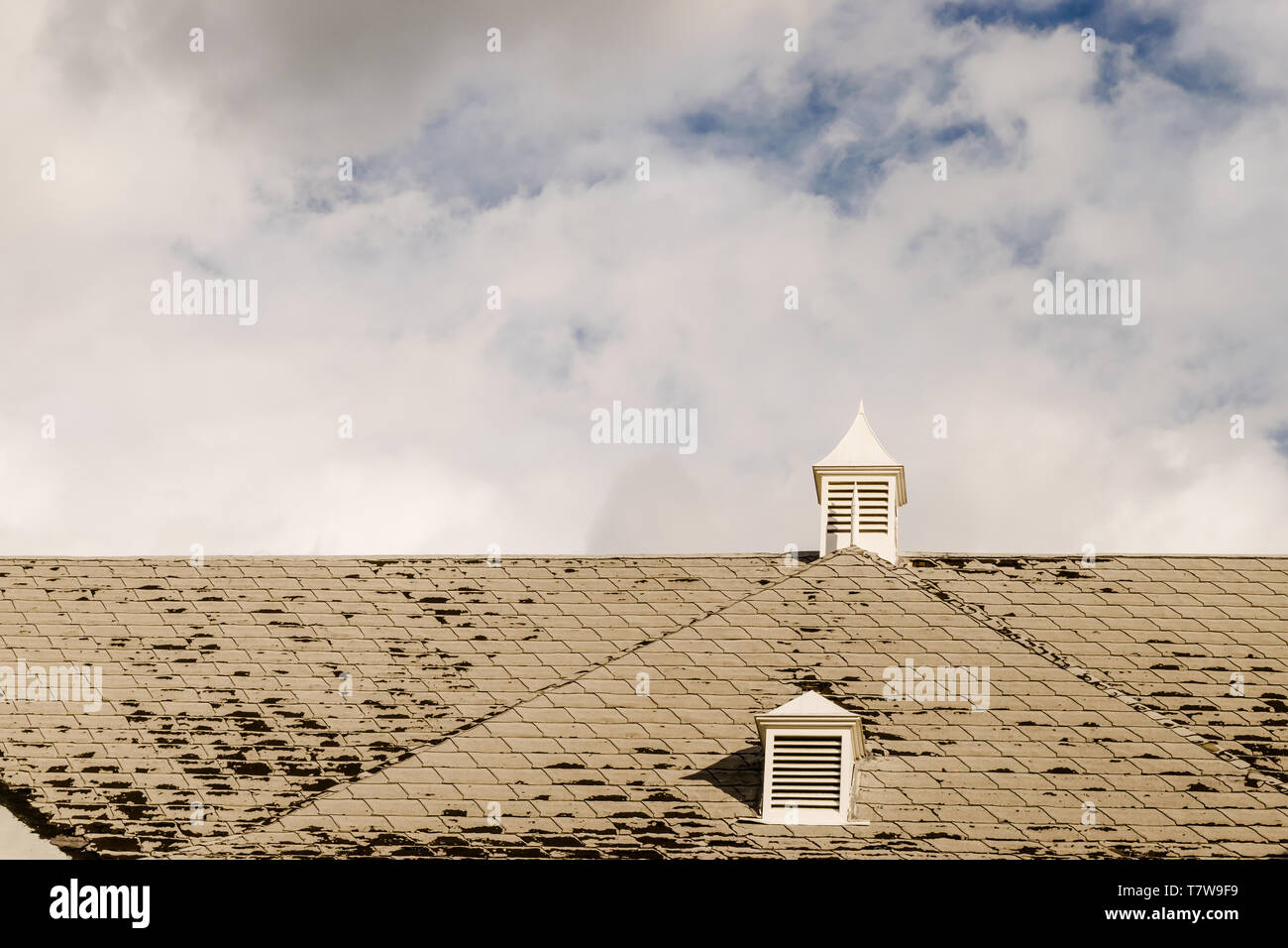Beschädigtes Dach Schindeln an bewölkten Tag Stockfoto