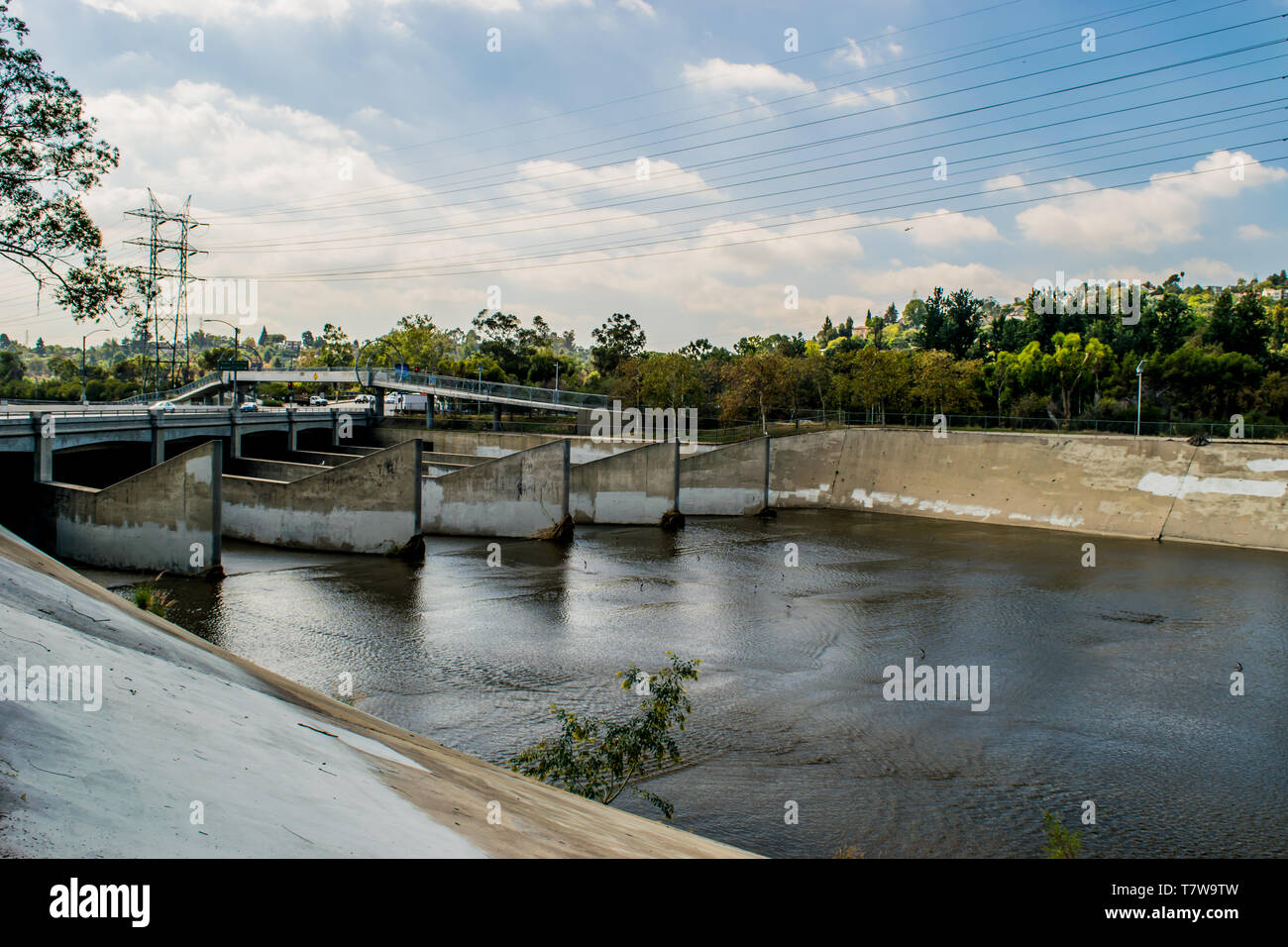 Los Angeles River unter Beton Brücke und bewölktem Himmel Stockfoto