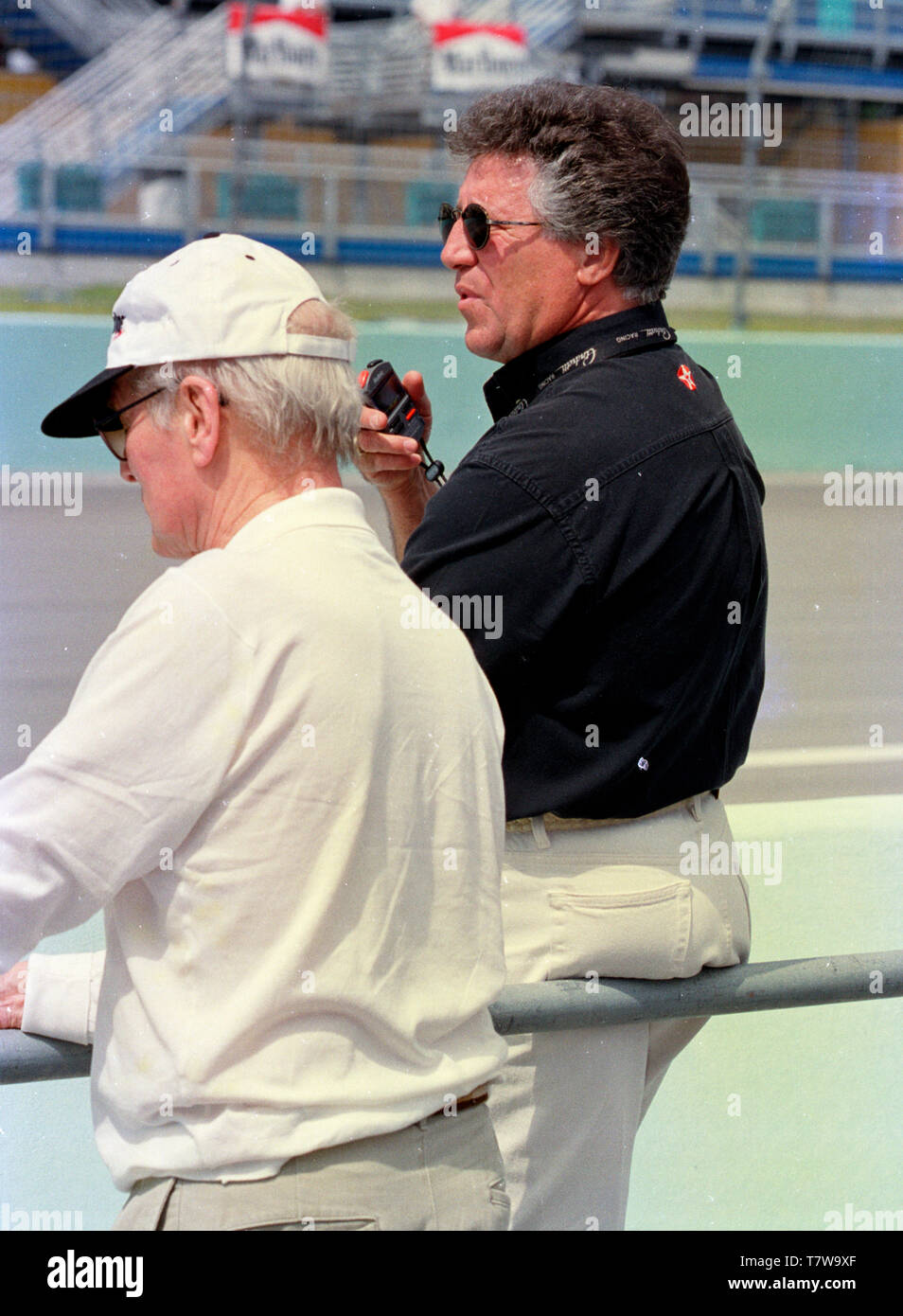 Rennfahrerlegende Mario Andretti (R) und Schauspieler Paul Newman, der Grand Prix von Miami 1998 an Homestead-Miami Speedway. Stockfoto